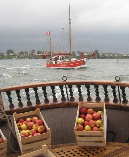 Apfelkisten auf Schiff mit Blick auf weiteres Traditionsschiff