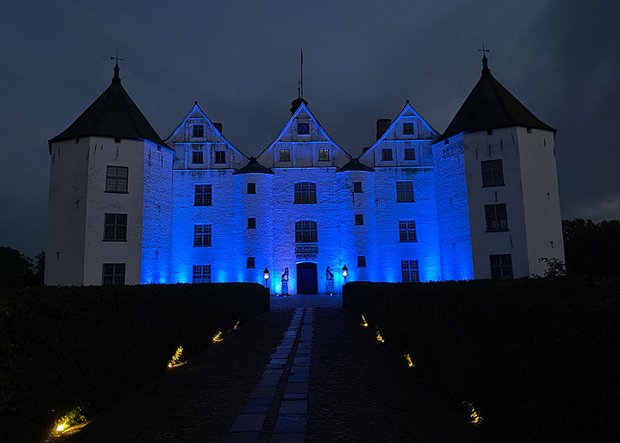 Blau angestrahltes Schloss Glücksburg