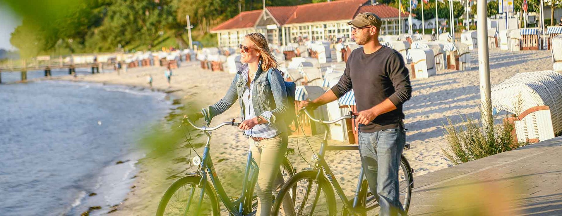 Paar mit Fahrrad am Strand Sandwig in Glücksburg ©flensburger-foerde.de/Oliver Franke