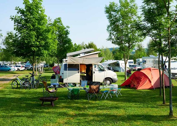Campingplatz mit Grün