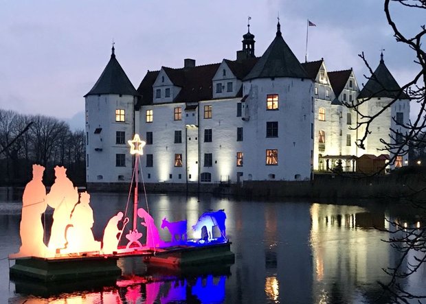 Glücksburger Schloss an Weihnachten mit angestrahlten Märchenfiguren